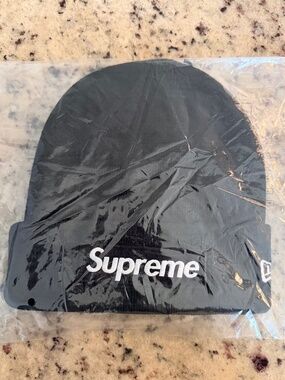 NWT SUPREME NEW ERA BEANIE BLACK FW24 CLASSIC BOX